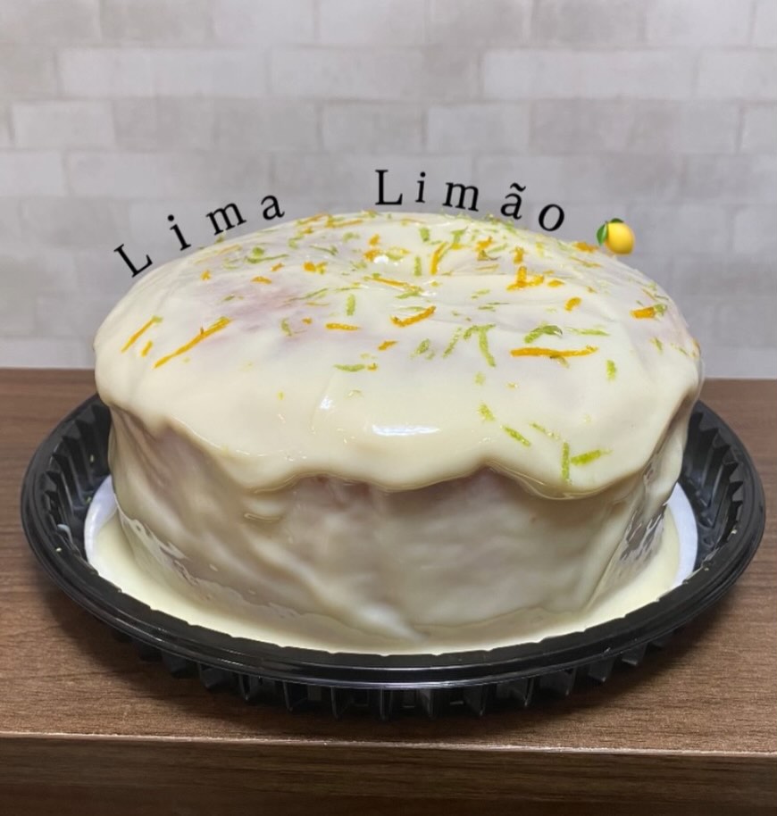 Bolo lima limão com cobertura branca e raspas cítricas