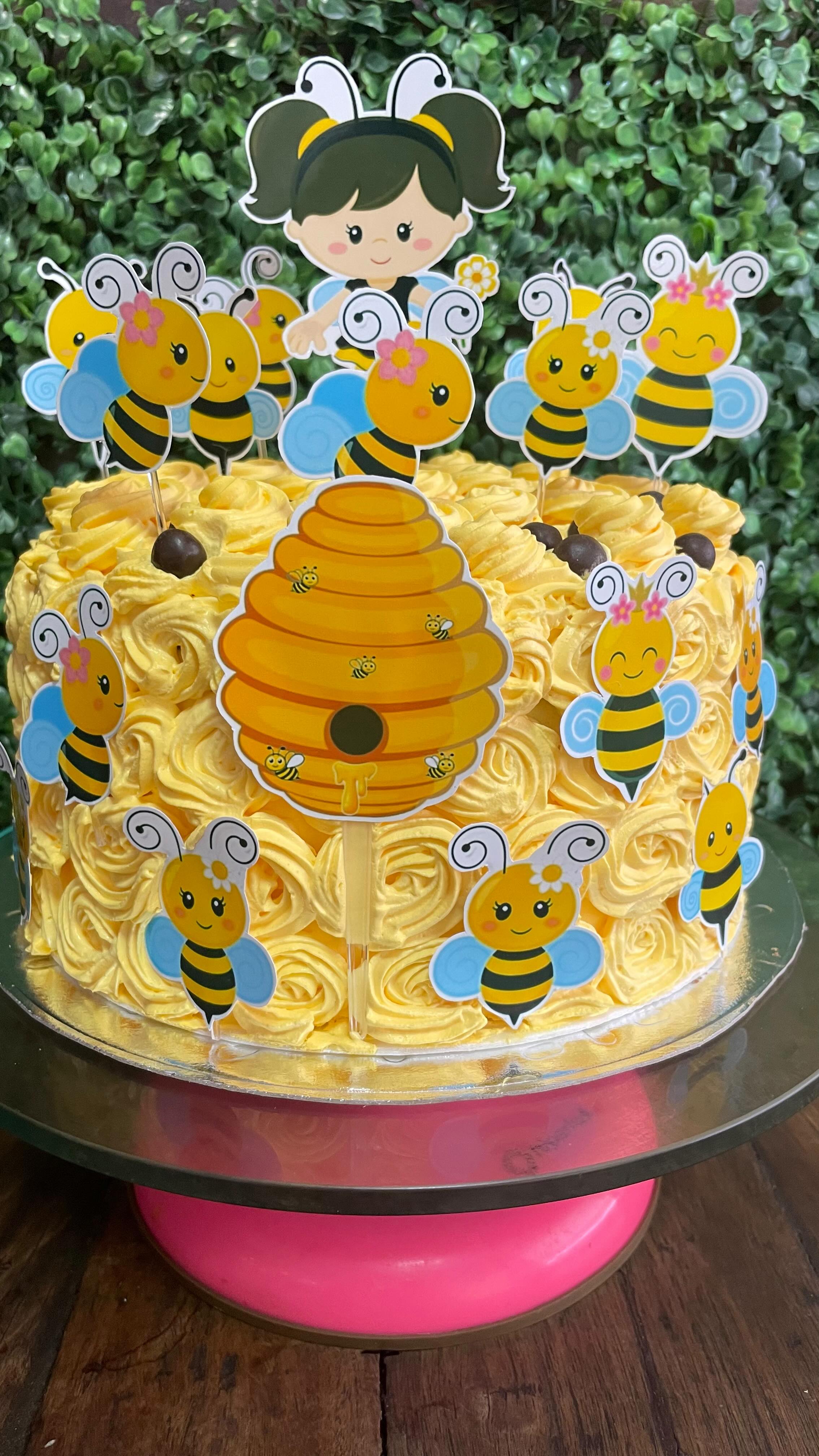 Bolo temático infantil decorado com abelhinhas de papel e colmeia