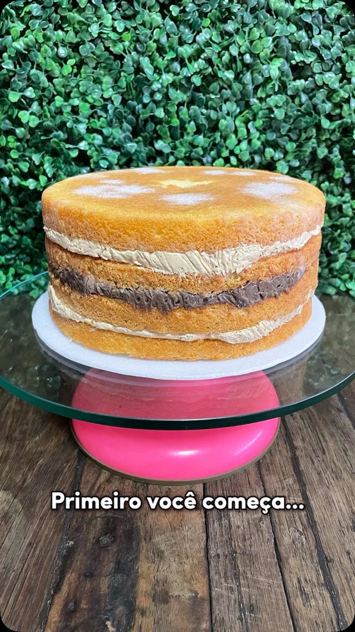Naked cake em camadas com recheio de brigadeiro e leite ninho