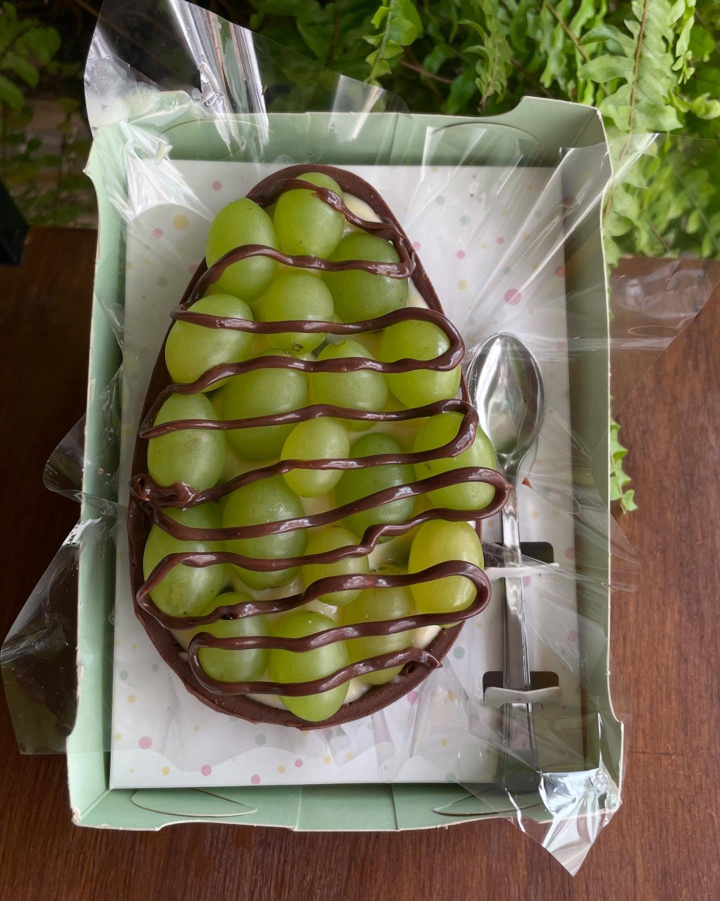 Ovo de páscoa de chocolate recheado com uvas verdes
