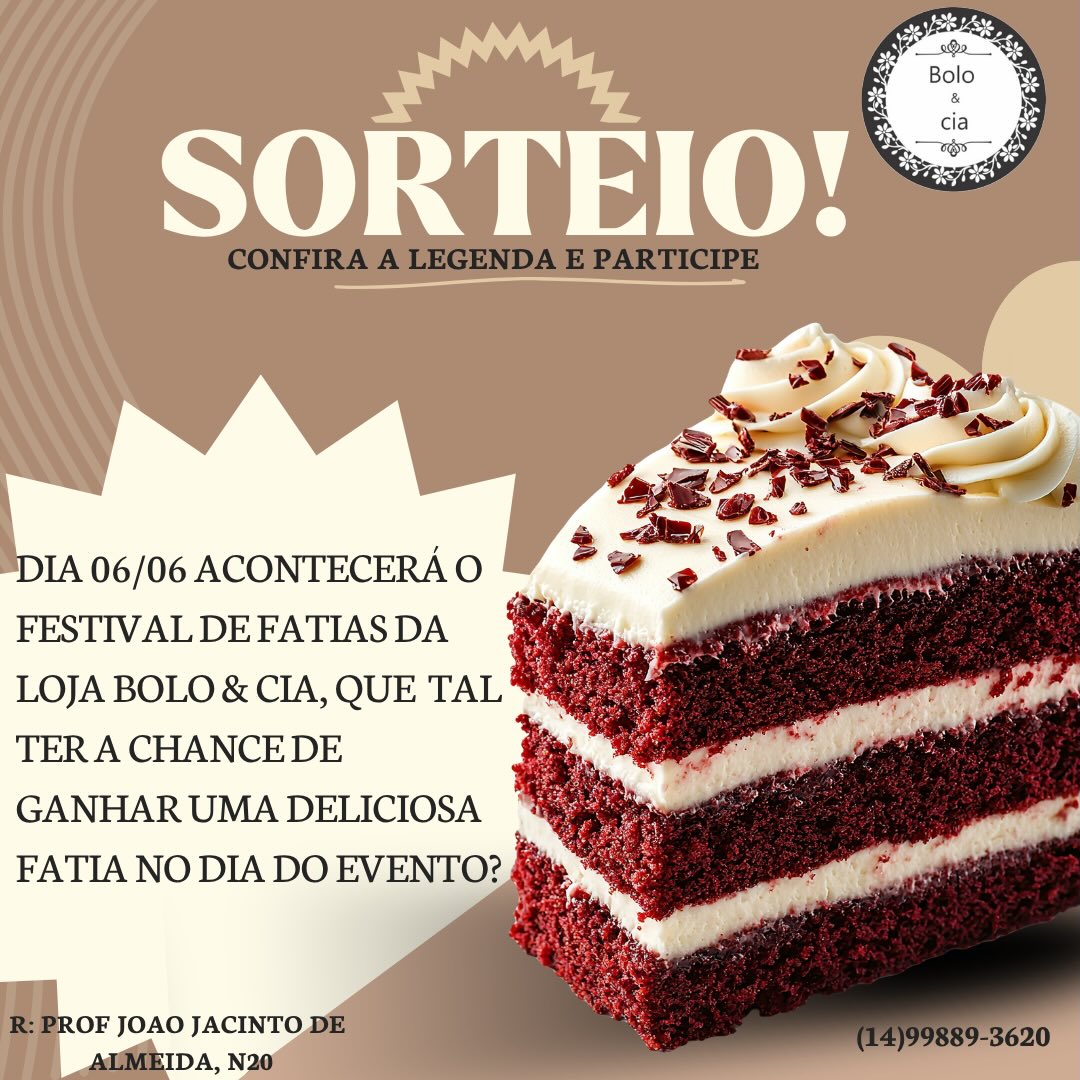 Fatia de bolo red velvet com chantilly e chocolate ralado