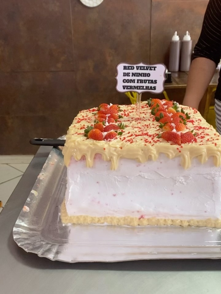 Bolo red velvet de ninho com frutas vermelhas, feito na loja
